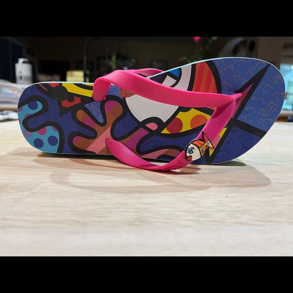Size 7/8 Adorable flip flops. EUC. - Picture 3 of 7